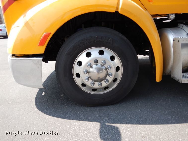 image for item DJ6530 2016 Peterbilt 579  semi truck