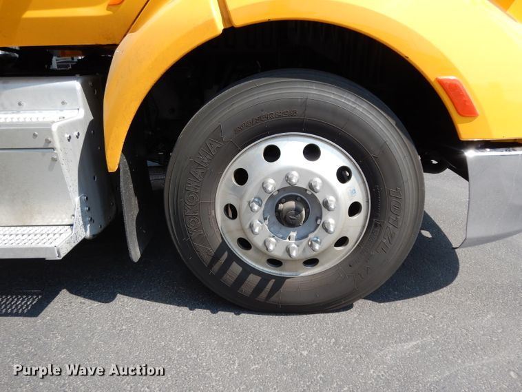 image for item DJ6530 2016 Peterbilt 579  semi truck