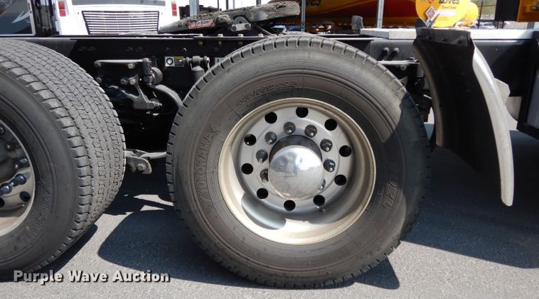 image for item DJ6530 2016 Peterbilt 579  semi truck