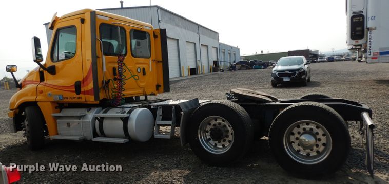 image for item DJ6531 2018 Freightliner Cascadia  semi truck