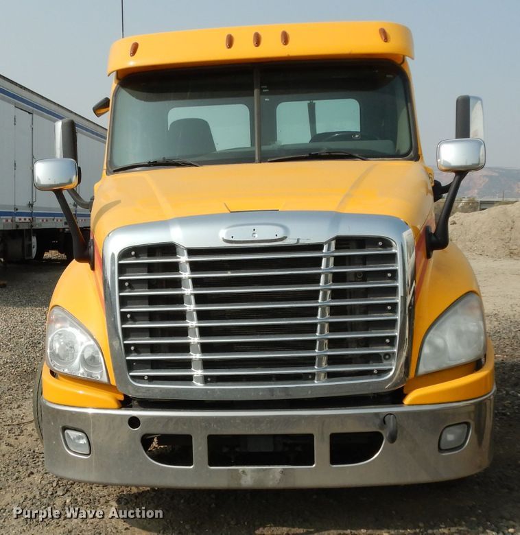 image for item DJ6531 2018 Freightliner Cascadia  semi truck