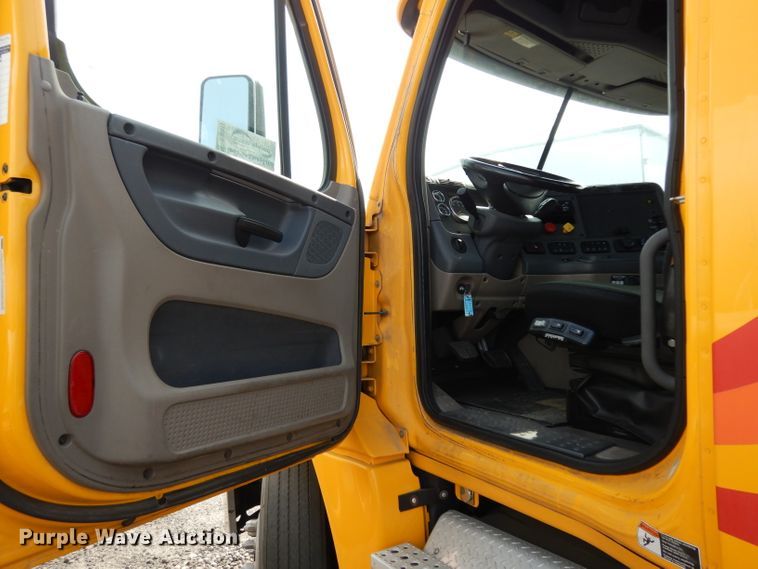 image for item DJ6531 2018 Freightliner Cascadia  semi truck