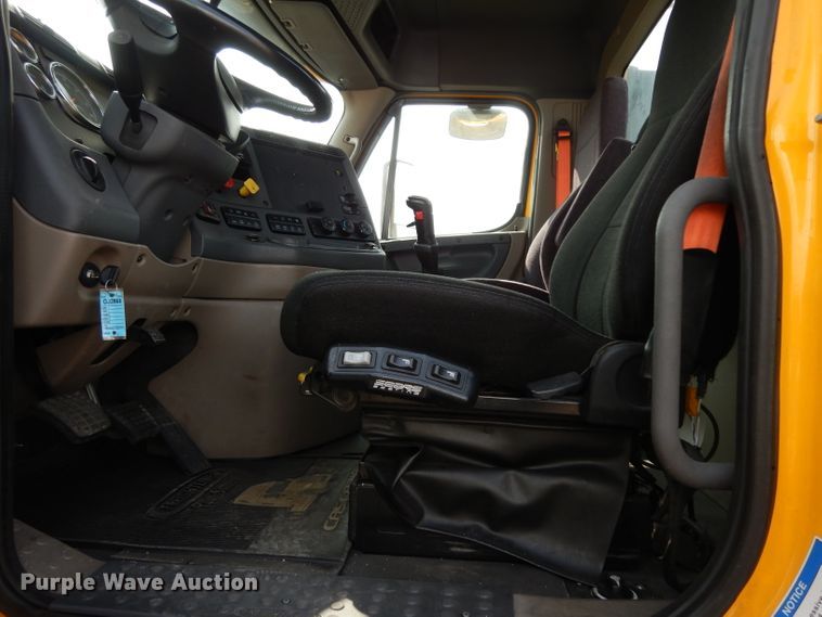 image for item DJ6531 2018 Freightliner Cascadia  semi truck