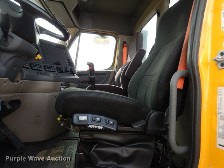 image for item DJ6531 2018 Freightliner Cascadia  semi truck