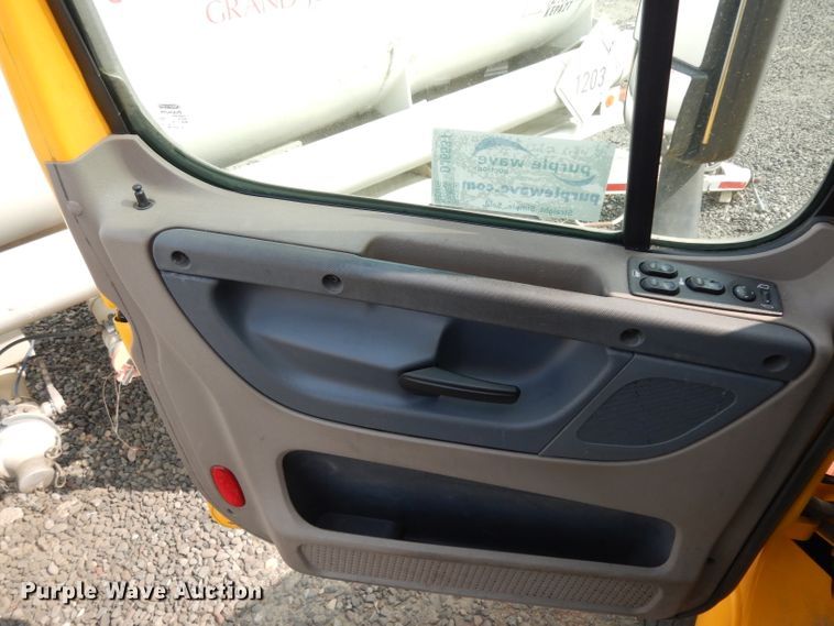 image for item DJ6531 2018 Freightliner Cascadia  semi truck