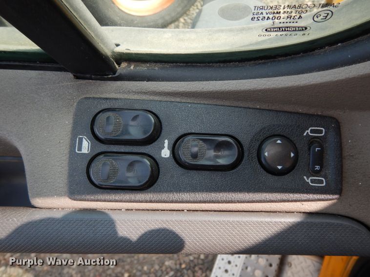 image for item DJ6531 2018 Freightliner Cascadia  semi truck