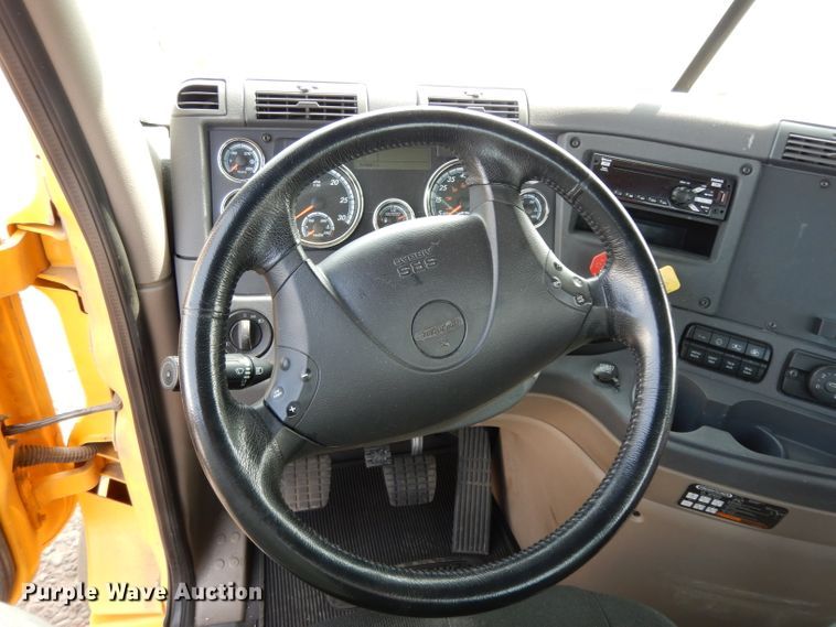 image for item DJ6531 2018 Freightliner Cascadia  semi truck