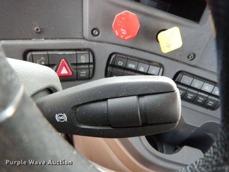 image for item DJ6531 2018 Freightliner Cascadia  semi truck