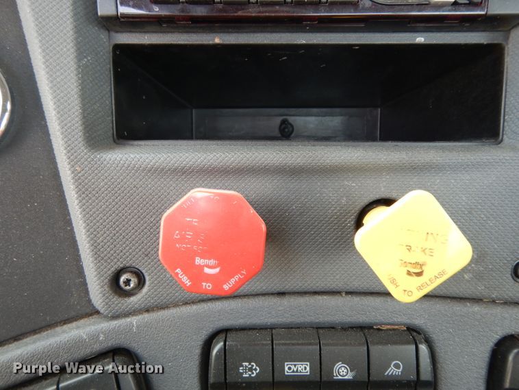 image for item DJ6531 2018 Freightliner Cascadia  semi truck