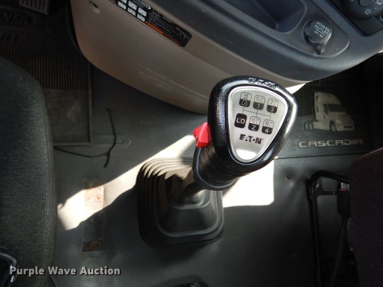 image for item DJ6531 2018 Freightliner Cascadia  semi truck