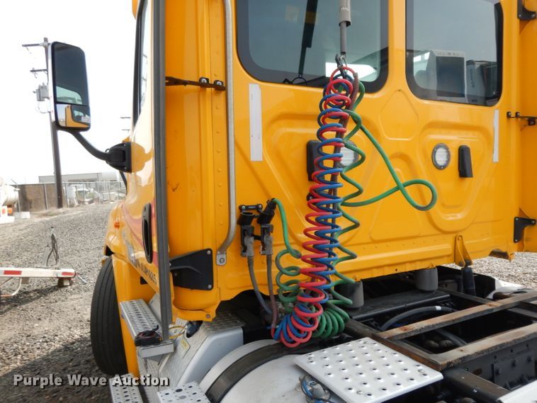 image for item DJ6531 2018 Freightliner Cascadia  semi truck