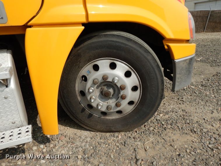 image for item DJ6531 2018 Freightliner Cascadia  semi truck