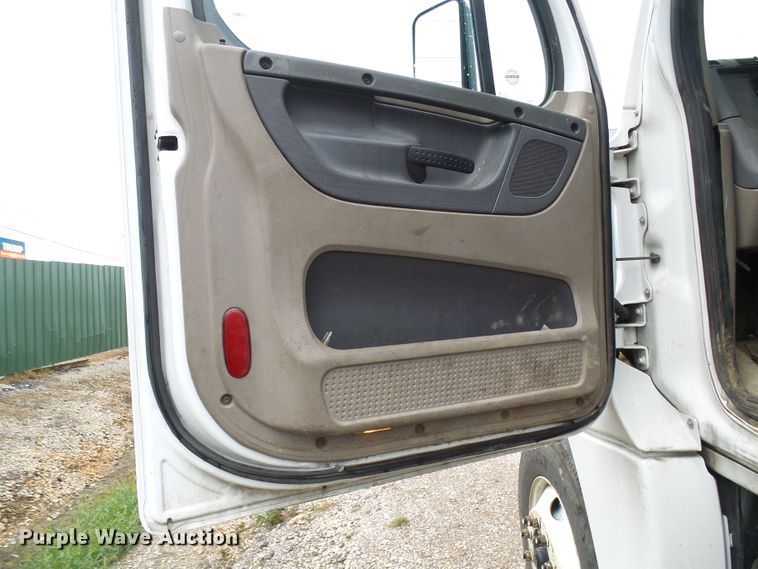 image for item EP9914 2012 Freightliner Cascadia  semi truck