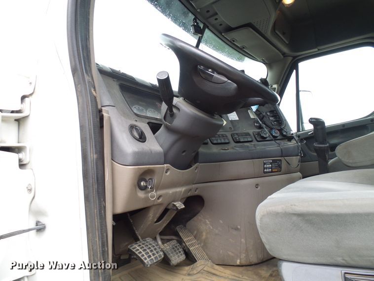 image for item EP9914 2012 Freightliner Cascadia  semi truck