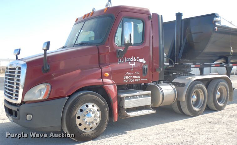 image for item FN9379 2009 Freightliner Cascadia  semi truck