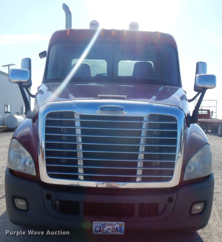 image for item FN9379 2009 Freightliner Cascadia  semi truck