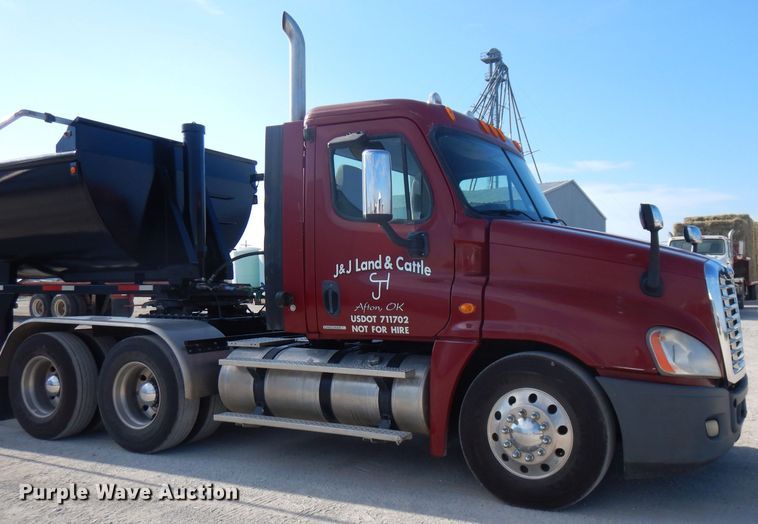 image for item FN9379 2009 Freightliner Cascadia  semi truck