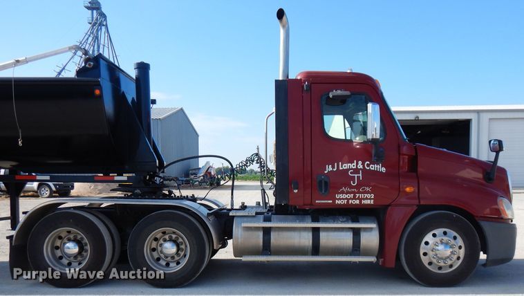 image for item FN9379 2009 Freightliner Cascadia  semi truck