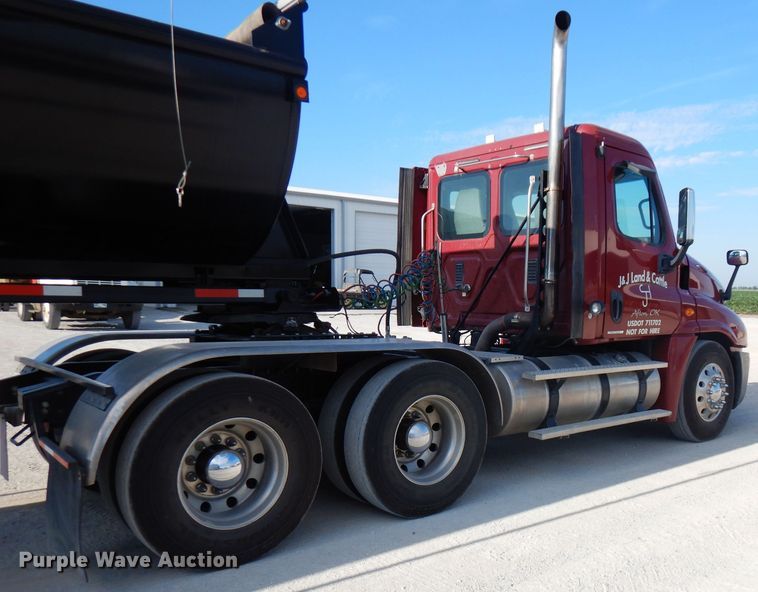 image for item FN9379 2009 Freightliner Cascadia  semi truck