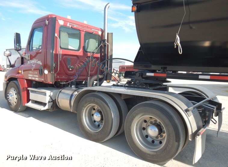 image for item FN9379 2009 Freightliner Cascadia  semi truck