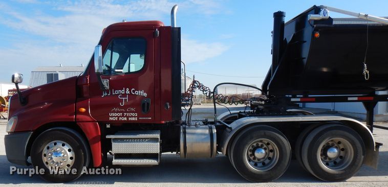 image for item FN9379 2009 Freightliner Cascadia  semi truck