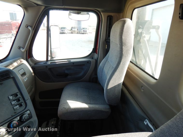 image for item FN9379 2009 Freightliner Cascadia  semi truck