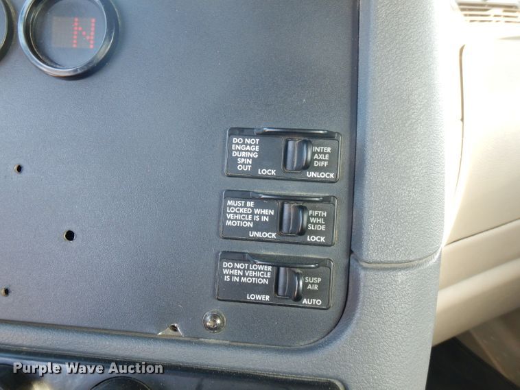 image for item FN9379 2009 Freightliner Cascadia  semi truck