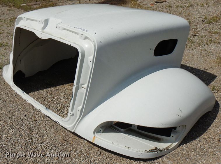 image for item FR9005 Peterbilt semi truck hood