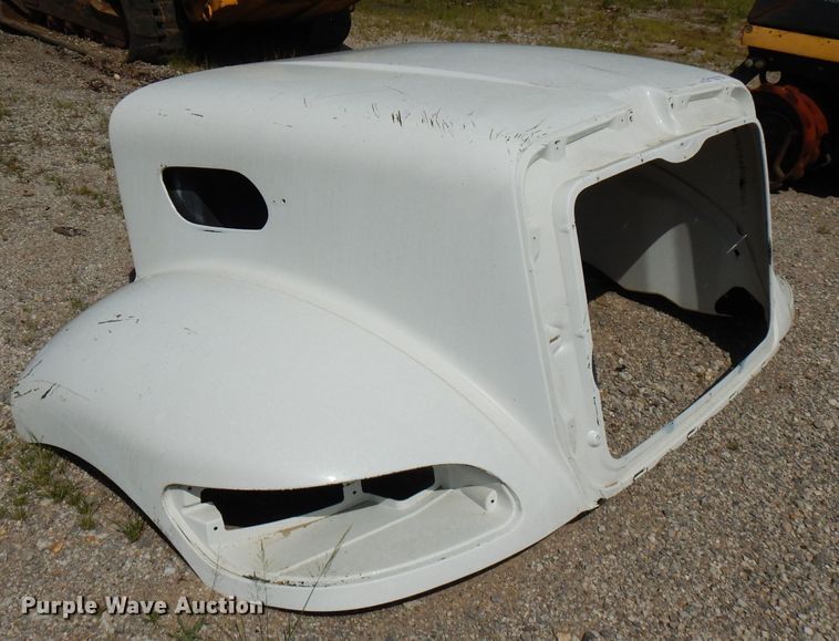 image for item FR9005 Peterbilt semi truck hood