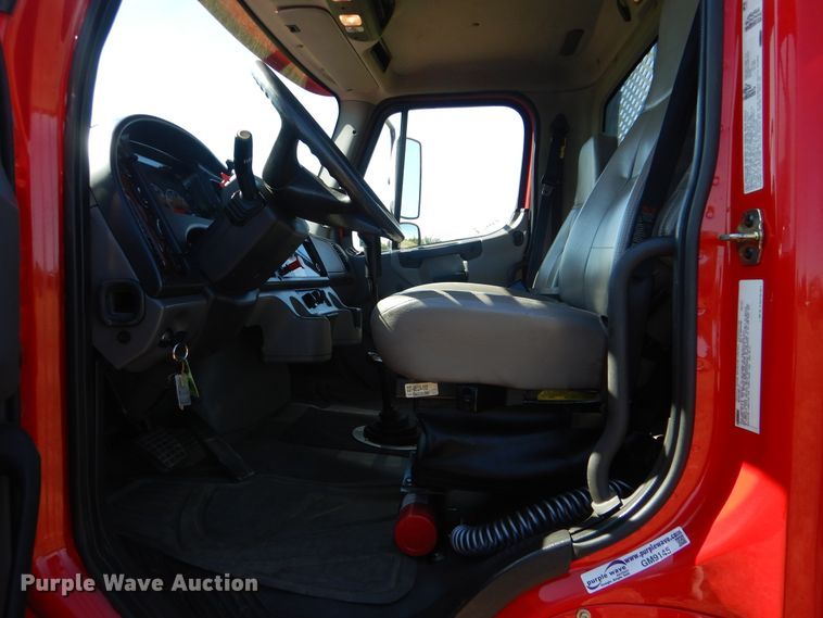 image for item GM9145 2006 Freightliner Business Class M2  flatbed truck