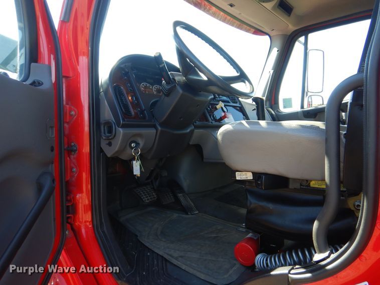 image for item GM9145 2006 Freightliner Business Class M2  flatbed truck