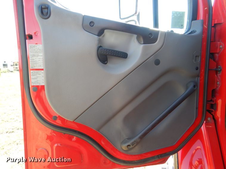 image for item GM9145 2006 Freightliner Business Class M2  flatbed truck