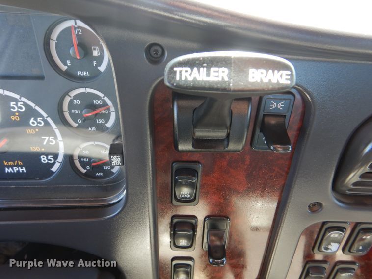 image for item GM9145 2006 Freightliner Business Class M2  flatbed truck