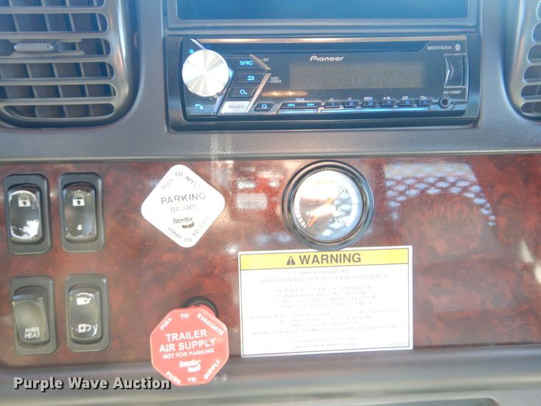 image for item GM9145 2006 Freightliner Business Class M2  flatbed truck