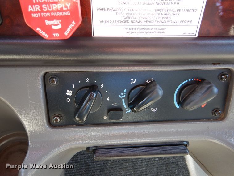 image for item GM9145 2006 Freightliner Business Class M2  flatbed truck