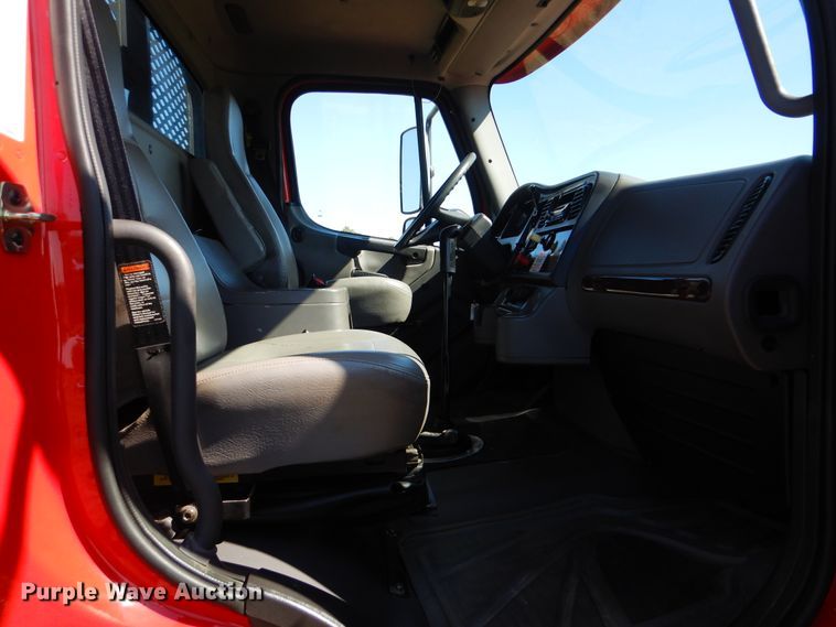 image for item GM9145 2006 Freightliner Business Class M2  flatbed truck