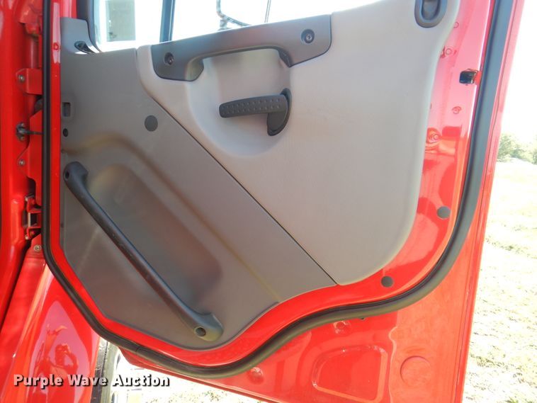 image for item GM9145 2006 Freightliner Business Class M2  flatbed truck