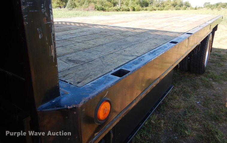 image for item GM9145 2006 Freightliner Business Class M2  flatbed truck