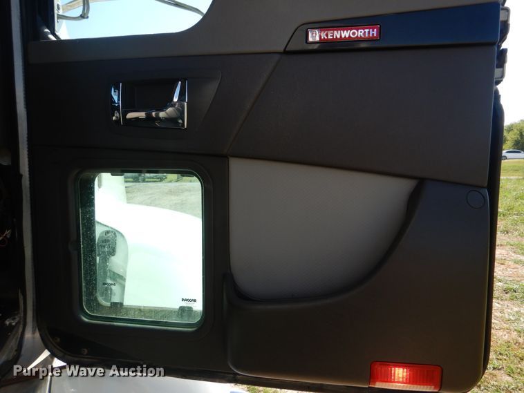 image for item GM9146 2012 Kenworth T370  flatbed truck