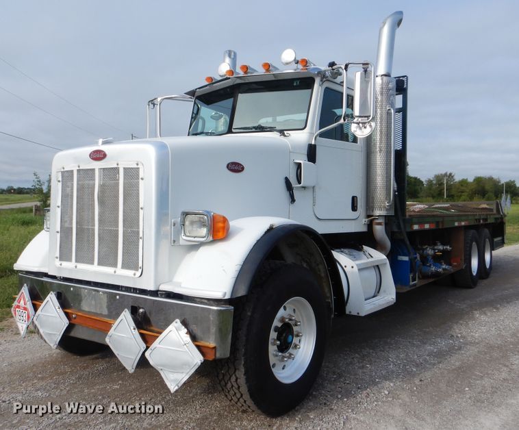 image for item GM9153 2009 Peterbilt 365  flatbed truck