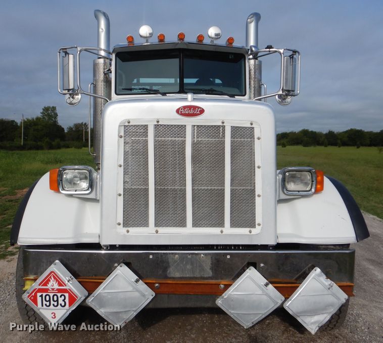 image for item GM9153 2009 Peterbilt 365  flatbed truck