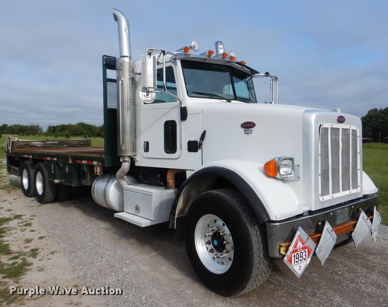 image for item GM9153 2009 Peterbilt 365  flatbed truck