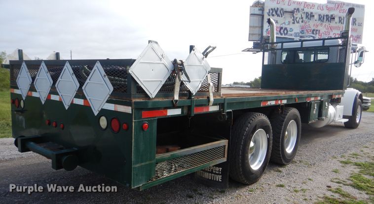 image for item GM9153 2009 Peterbilt 365  flatbed truck