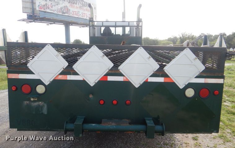 image for item GM9153 2009 Peterbilt 365  flatbed truck