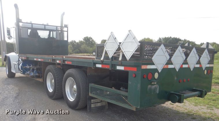 image for item GM9153 2009 Peterbilt 365  flatbed truck