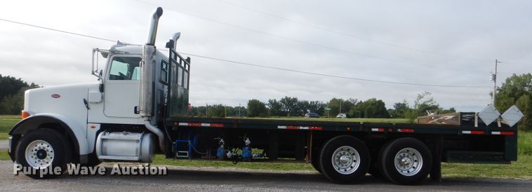 image for item GM9153 2009 Peterbilt 365  flatbed truck
