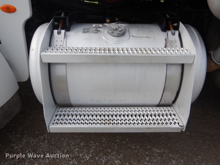 image for item GM9153 2009 Peterbilt 365  flatbed truck