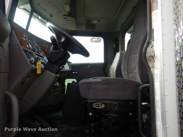 image for item GM9153 2009 Peterbilt 365  flatbed truck