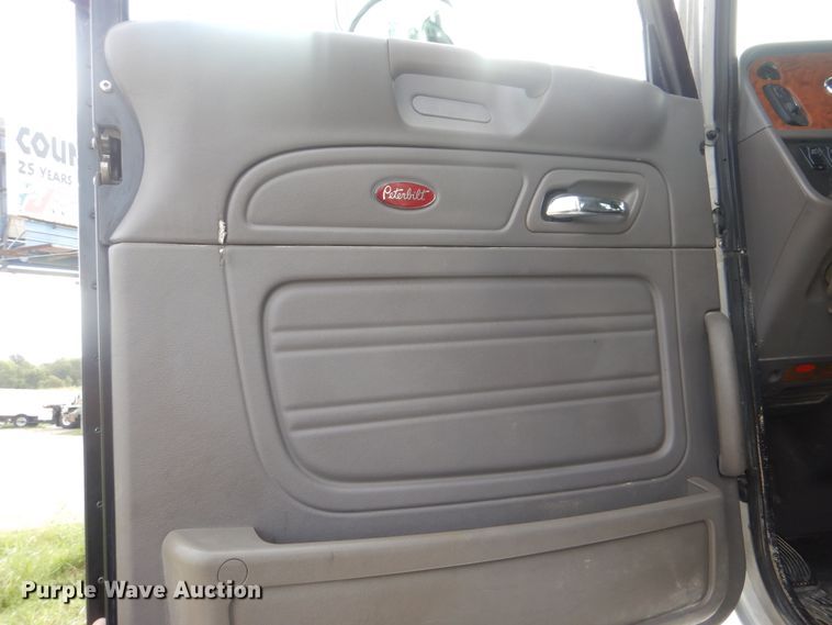 image for item GM9153 2009 Peterbilt 365  flatbed truck