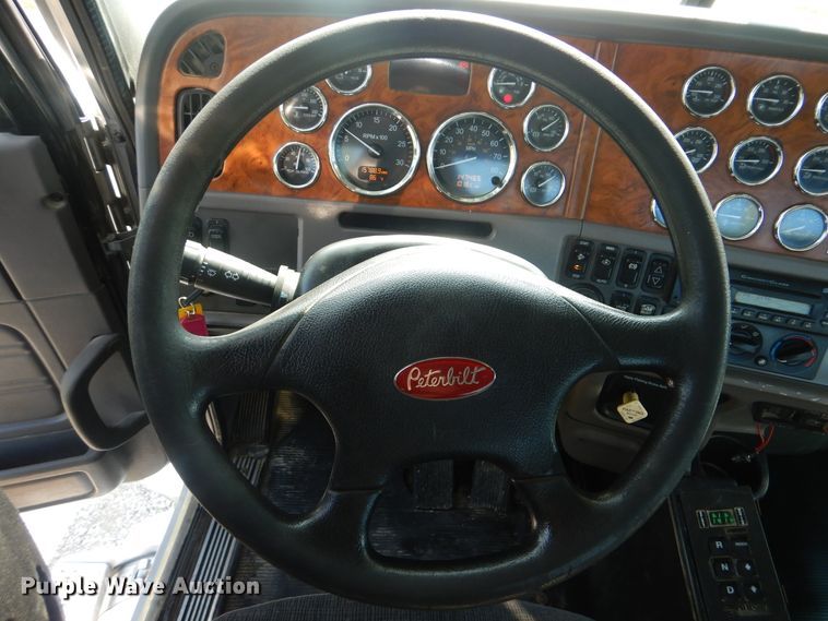 image for item GM9153 2009 Peterbilt 365  flatbed truck